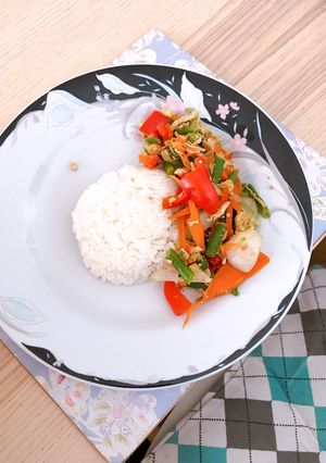 Hình của món Cơm ăn kèm với rau củ xào với gà.