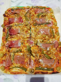 Una foto de Pizza casera de anchoas y jamón serrano