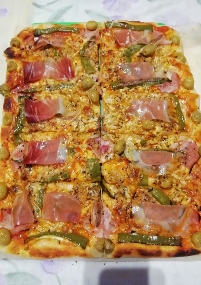 Una foto de Pizza casera de anchoas y jamón serrano