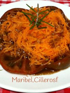 Una foto de Ensalada de tomate y zanahoria rallada con vinagreta de mostaza, miel y vinagre de Modena