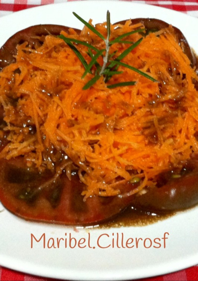 Una foto de Ensalada de tomate y zanahoria rallada con vinagreta de mostaza, miel y vinagre de Modena