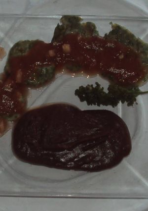Una foto de Tortitas de papa y huauzontle con frijolitos negros aguados y salsilla de jitomate cristeras