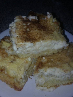 Una foto de Cuadrados de ricota con manzana y banana con canela