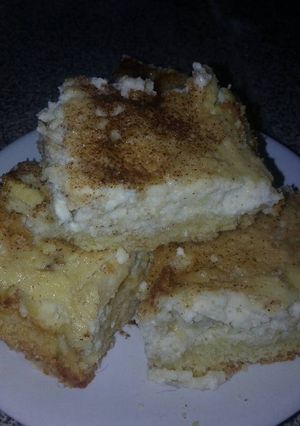 Una foto de Cuadrados de ricota con manzana y banana con canela