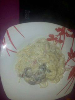 Una foto de Spaghetti a la carbonara con champiñones y beicon