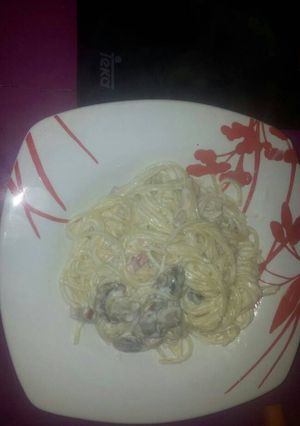 Una foto de Spaghetti a la carbonara con champiñones y beicon