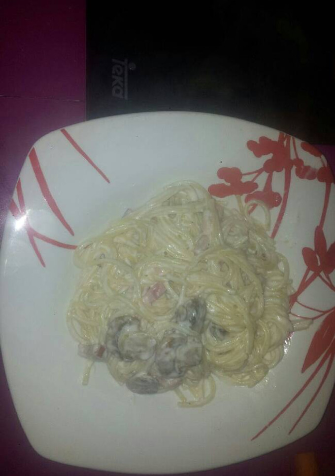 Una foto de Spaghetti a la carbonara con champiñones y beicon