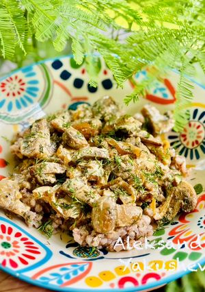 A picture of Champignons in sour cream.