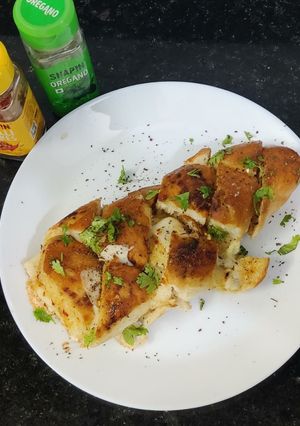 गार्लिक ब्रेड(garlic bread recipe in hindi) रेसिपी मुख्य फोटो
