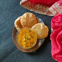 A picture of Gujrati Style Alu Saag with Masala Poori.