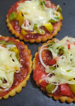 A picture of Biscuit pizza.