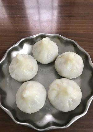 A picture of Ukadiche modak (steamed modak).