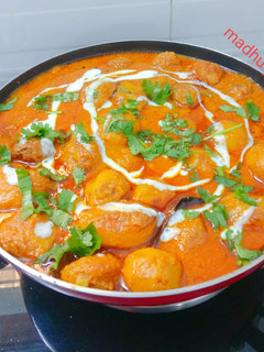 कश्मीरी दम आलू (Kashmiri Dum aloo recipe in hindi) रेसिपी मुख्य फोटो