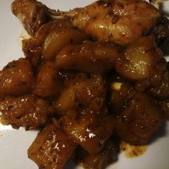 A picture of Spicy herby chicken and potatoes cooked in a bag.