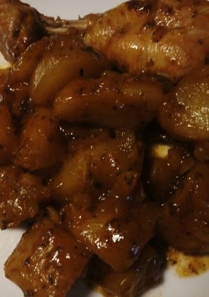 A picture of Spicy herby chicken and potatoes cooked in a bag.