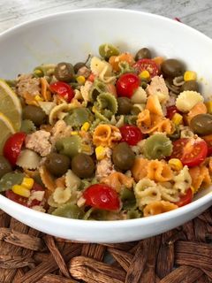 Una foto de Ensalada de pasta con salsa de mostaza y miel casera