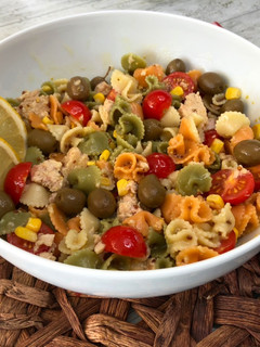 Una foto de Ensalada de pasta con salsa de mostaza y miel casera