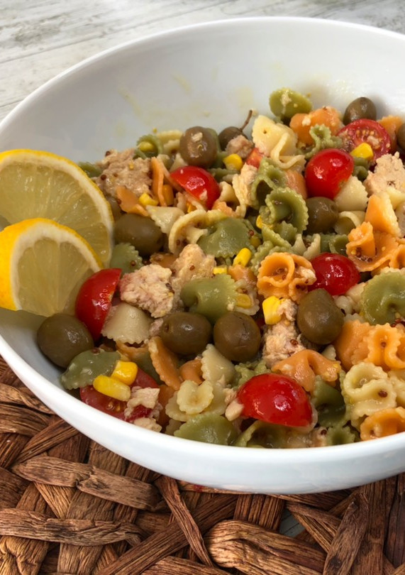 Una foto de Ensalada de pasta con salsa de mostaza y miel casera