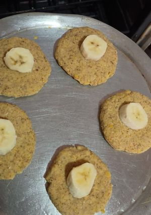 Una foto de Galletitas de garbanzos con harina de lino y 🍌