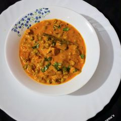 A picture of Mushroom Matar Masala.