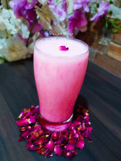 રોઝ લસ્સી (Rose Lassi) રેસીપી મુખ્ય ફોટો