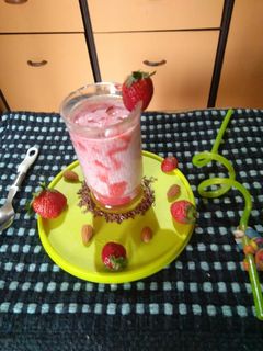 સ્ટ્રોબેરી નટ શેક (Strawberry Nut Shake Recipe In Gujarati) રેસીપી મુખ્ય ફોટો