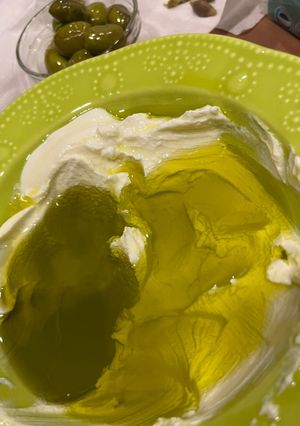 A picture of Labneh w zeit/olive oil.