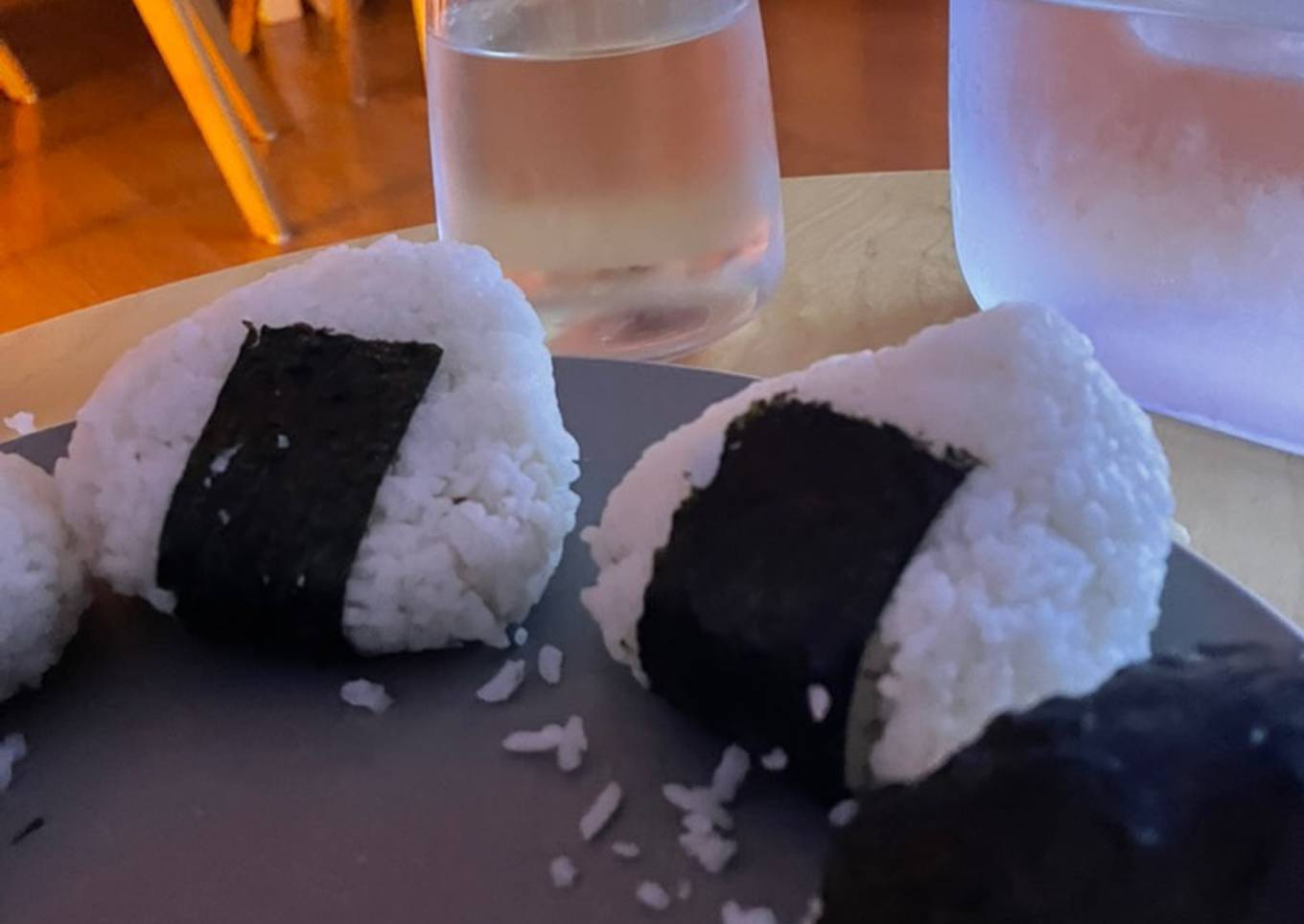 Onigiri farcit de tonyina amb maionesa