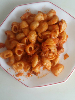 Una foto de Pasta (cualquier tipo) con Cebolla y Carne