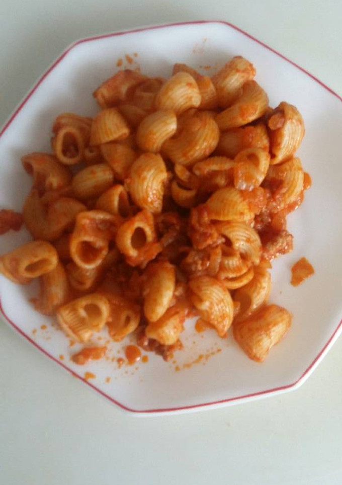 Una foto de Pasta (cualquier tipo) con Cebolla y Carne