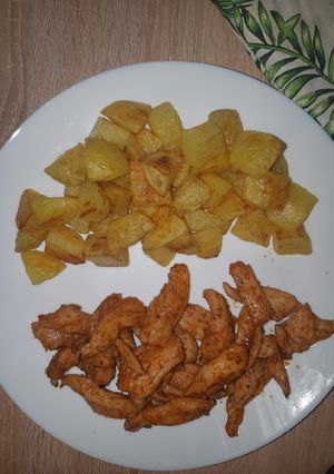 Fűszeres csirkemell csíkok, sütőben sült burgonyával recept fotója