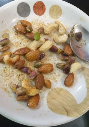 A picture of Dry fruit honey chat masala.