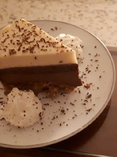 Una foto de Tarta de tres chocolates😊🍫