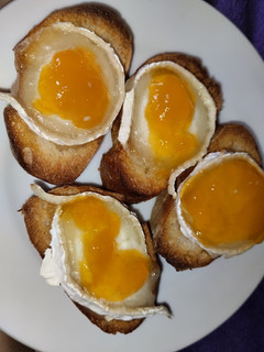 Una foto de Rulo de cabra y mermelada en rodajas de pan