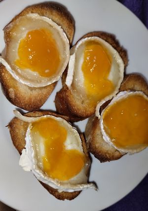 Una foto de Rulo de cabra y mermelada en rodajas de pan