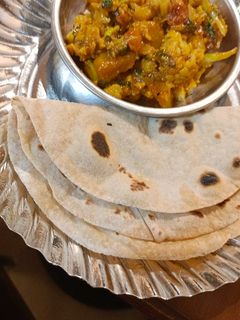 आलू गोभी की सब्जी (aloo Gobi ki sabzi recipe in Hindi) रेसिपी मुख्य फोटो