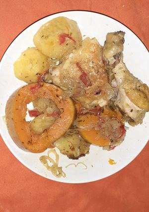 Una foto de Pollo al horno con verduras.🤗