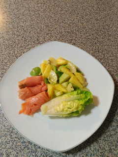 Una foto de Cogollos con salmón ahumado, piña, mango y kiwi con salsa de soja