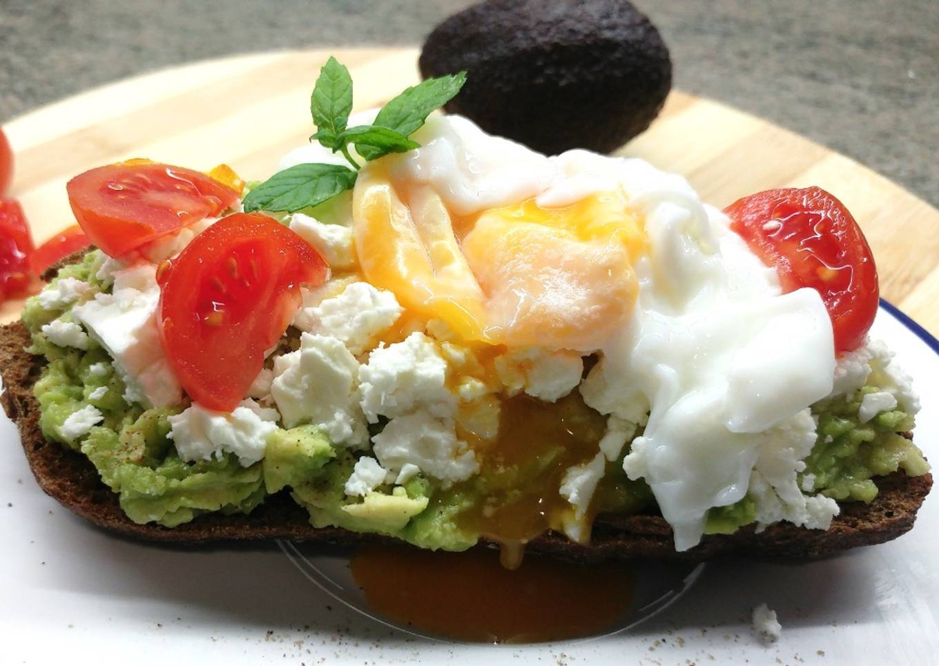 Tosta de aguacate con requesón y huevo frito