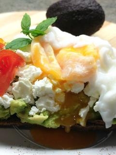 Una foto de Tosta de aguacate con requesón y huevo frito