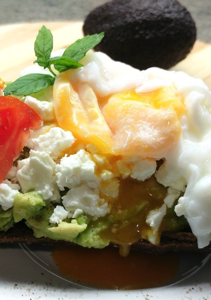 Una foto de Tosta de aguacate con requesón y huevo frito