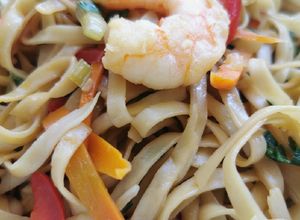 Una foto de Fideos con camarones