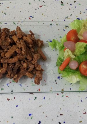 Foto principal de Tiras de cerdo al estilo griego con ensalada