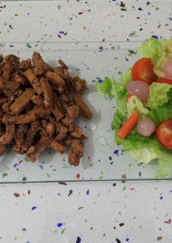 Una foto de Tiras de cerdo al estilo griego con ensalada