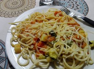 Una foto de Fideos con sofrito de verdura