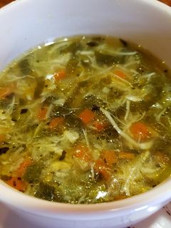 Una foto de Sopa de pollo 🍗 con verduras 🥕🥒 para niños 1+ años