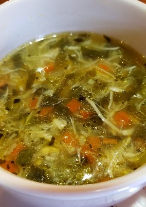 Una foto de Sopa de pollo 🍗 con verduras 🥕🥒 para niños 1+ años
