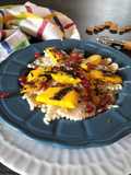 Maltagliati al pesto di mandorle, Chips di zucca e melagrana
