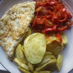 A picture of Fried sweet potatoes with egg and sauce.