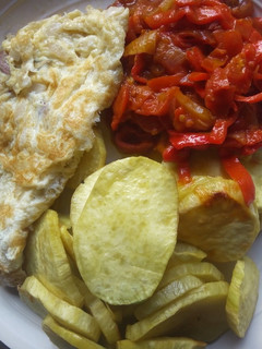 A picture of Fried sweet potatoes with egg and sauce.